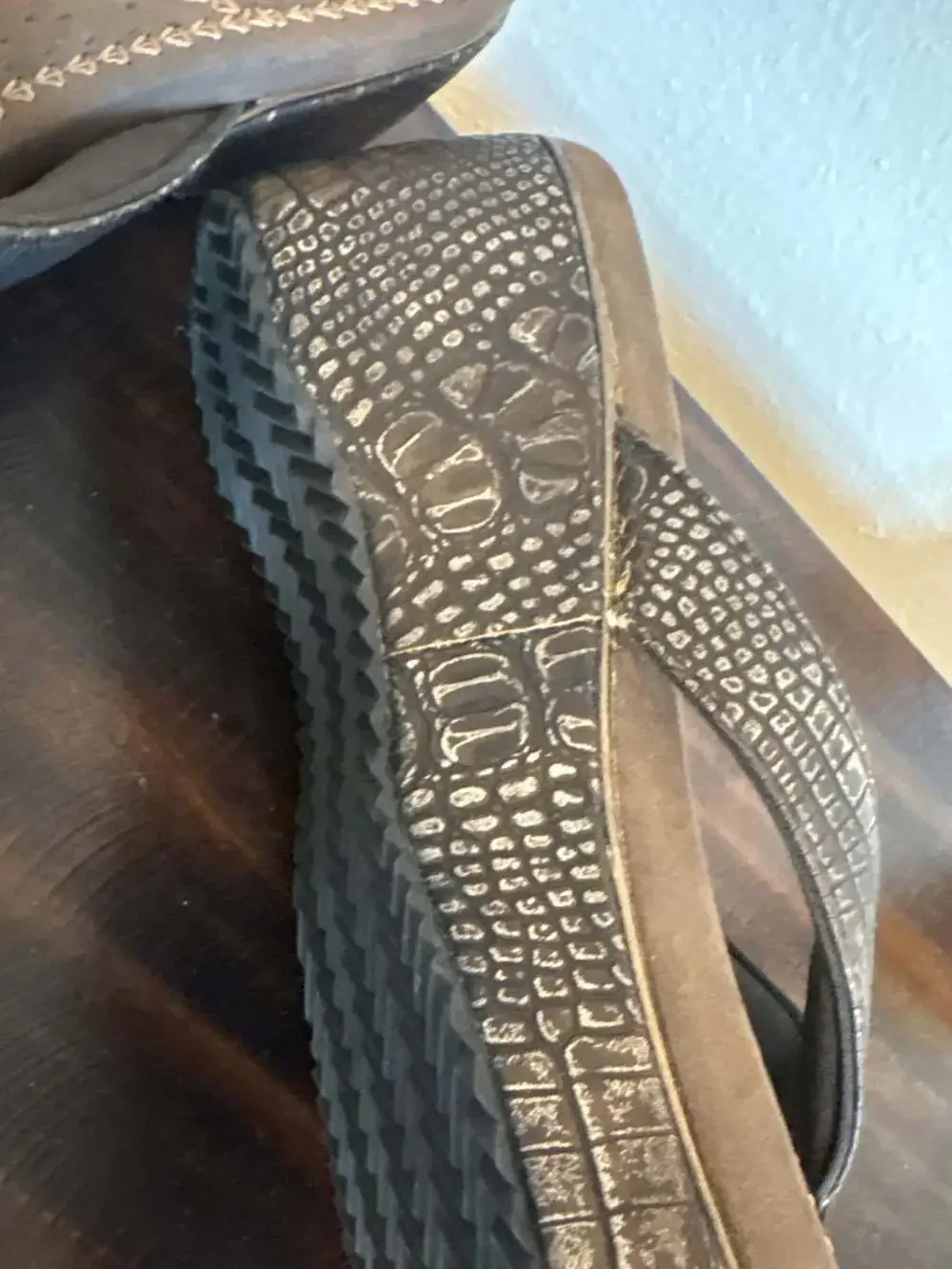VOLATILE Women's Brown Croc-Embossed Wedge Thong Sandals